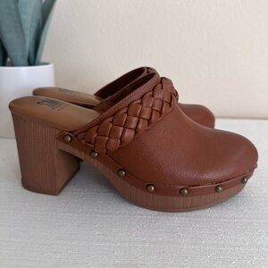 SM NY Clara Brown Faux Leather Braided Strap Studded Heeled Mules Women’s 7M